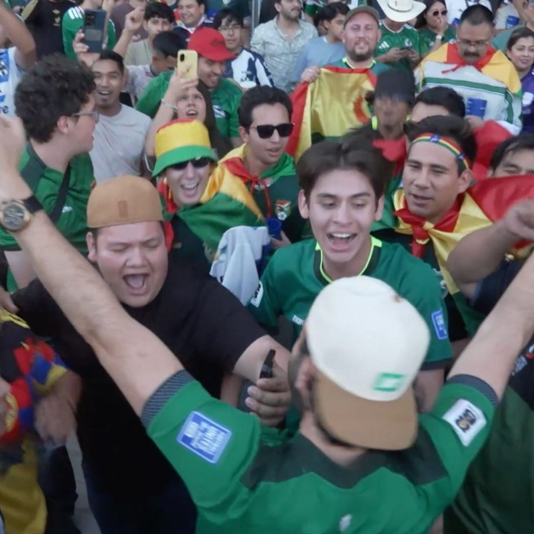 Aficionados celebran triunfo de Bolivia en Estadio de Monterrey