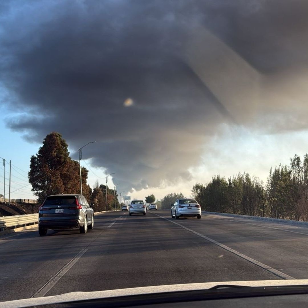 Incendio de Llantas y Desechos Industriales Genera Columna de Humo Negro en Periférico Autopista México Puebla Coronango
