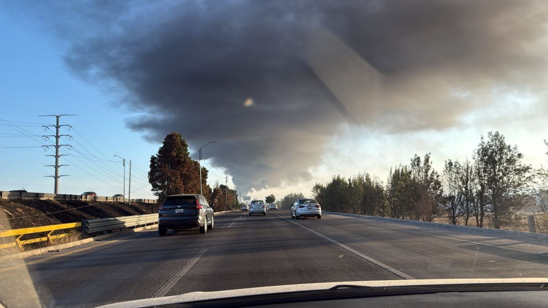 Incendio de Llantas y Desechos Industriales Genera Columna de Humo Negro en Periférico Autopista México Puebla Coronango