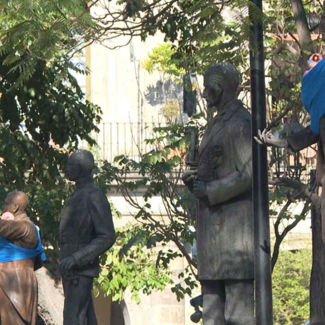 Colocaron muñecos en estatuas de Guadalajara para visibilizar la paternidad ausente