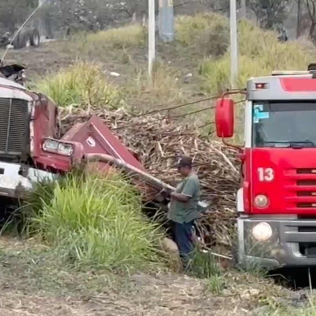 Identifican a Dos Víctimas de Accidente en Carretera Córdoba Veracruz a la Altura de Cotaxtla Camión Cañero Cayó en Automóvil