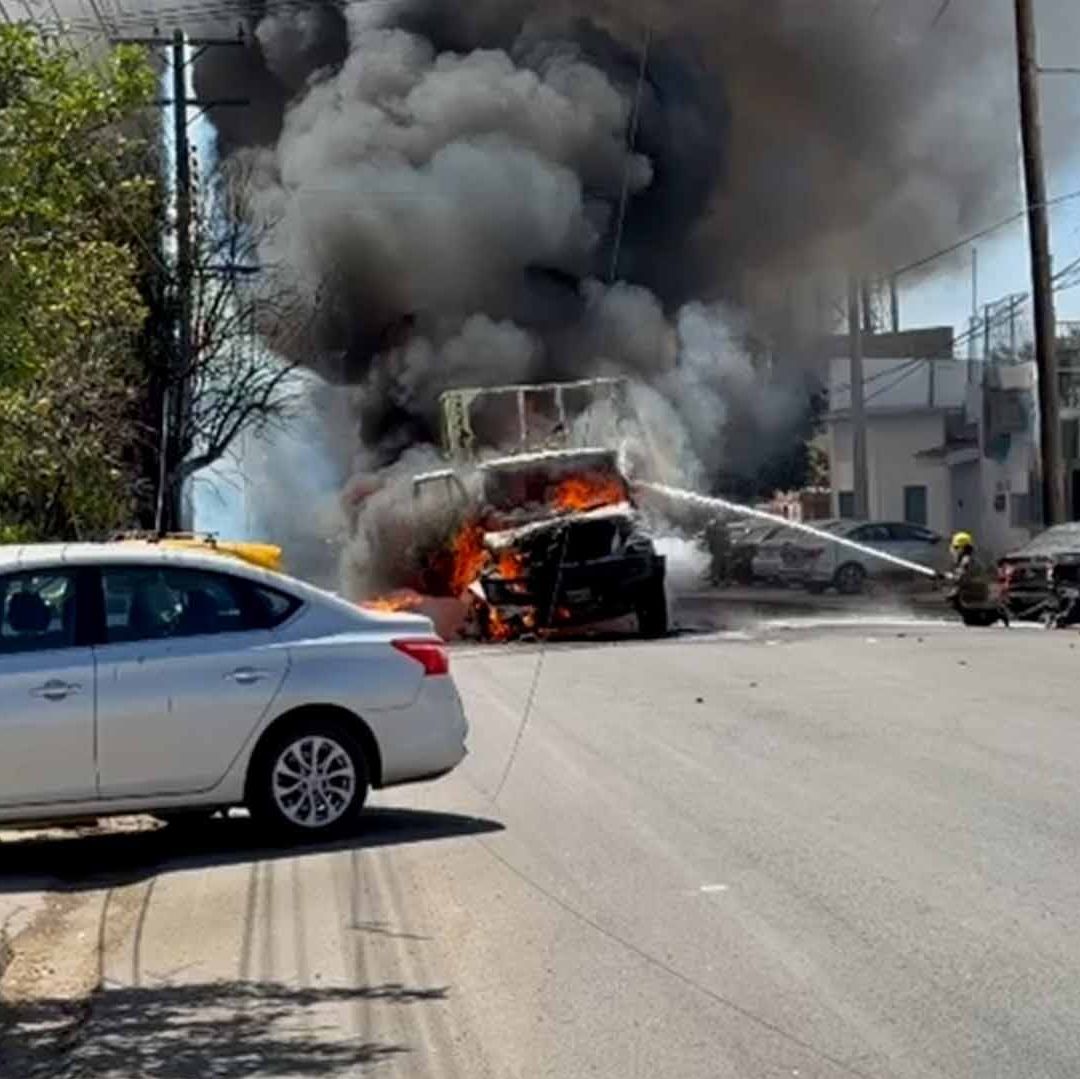 Incendio Consume Camión y Daña Vehículos Estacionados en Zona Industrial de Gómez Palacio