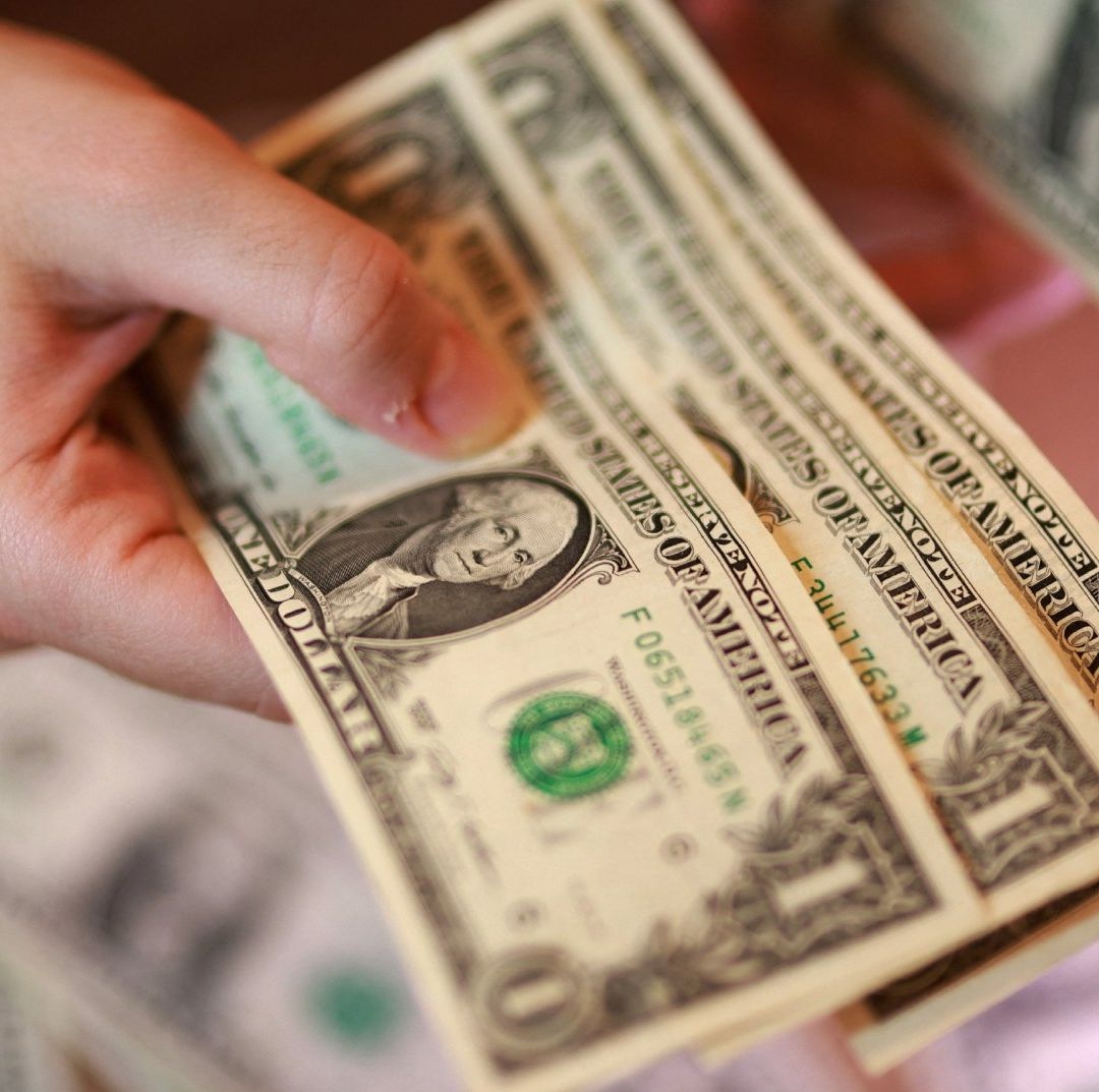 Peso Mexicano se Deprecia y Profundiza Pérdidas luego de Recorte de Tasa del Banxico