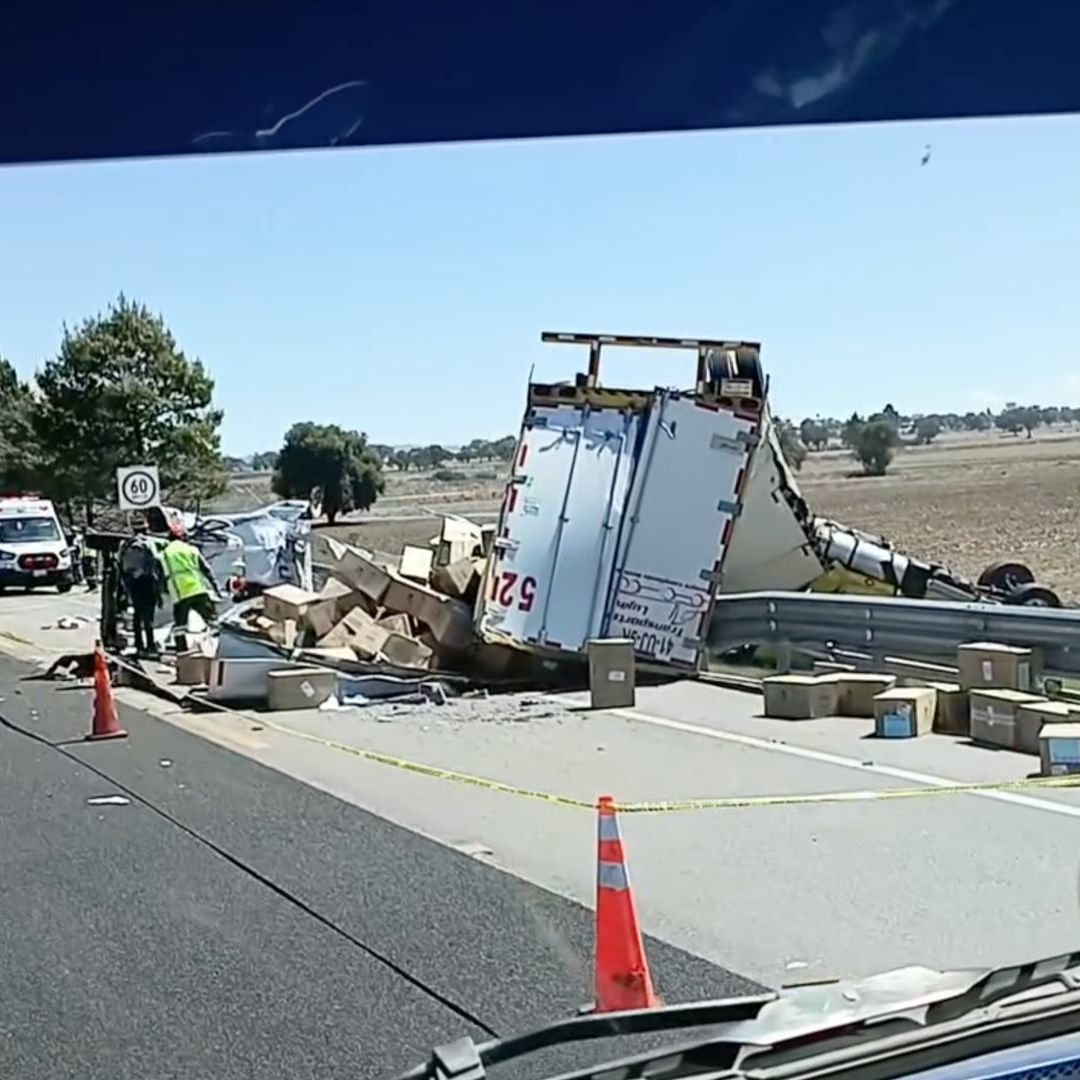 Accidente Choque Frontal Volcadura de Camión y Camioneta de Carga Caseta Huamantla Amozoc Perote