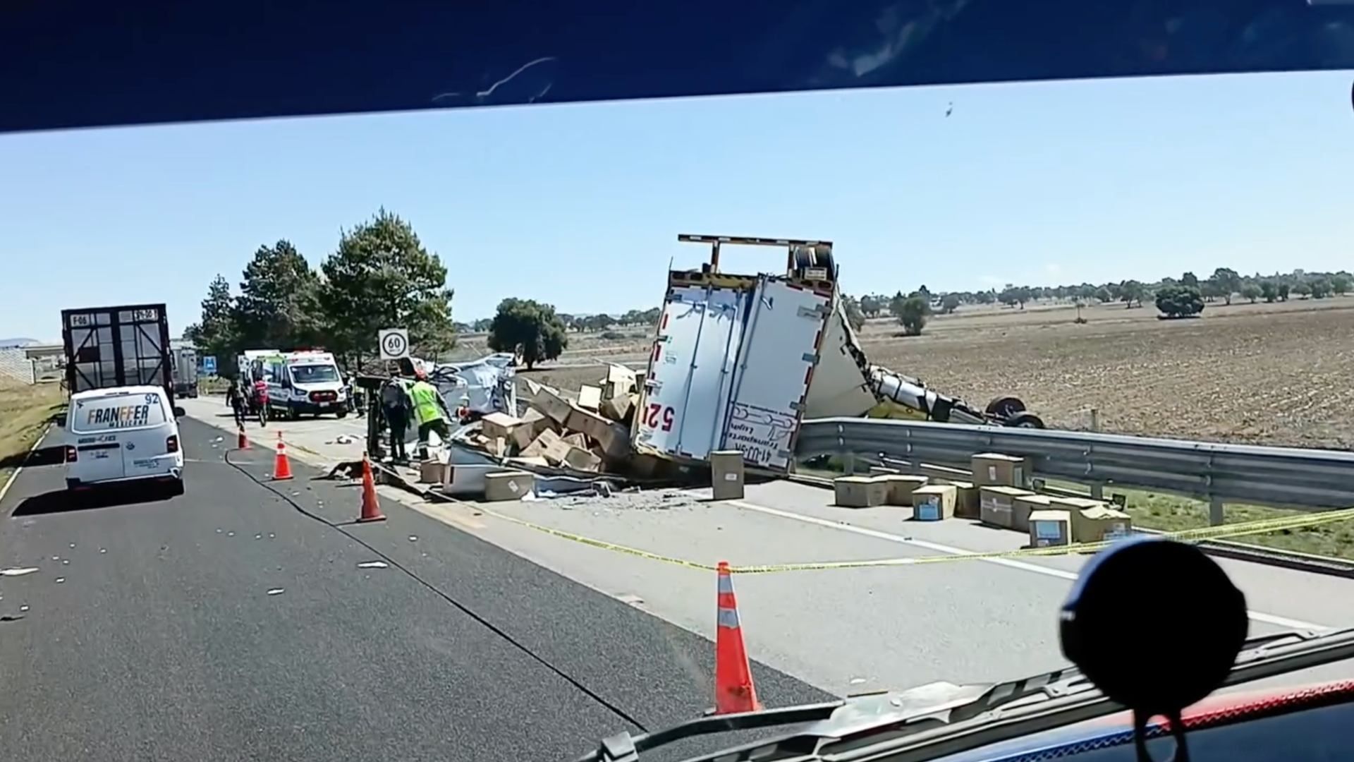 Accidente Choque Frontal Volcadura de Camión y Camioneta de Carga Caseta Huamantla Amozoc Perote