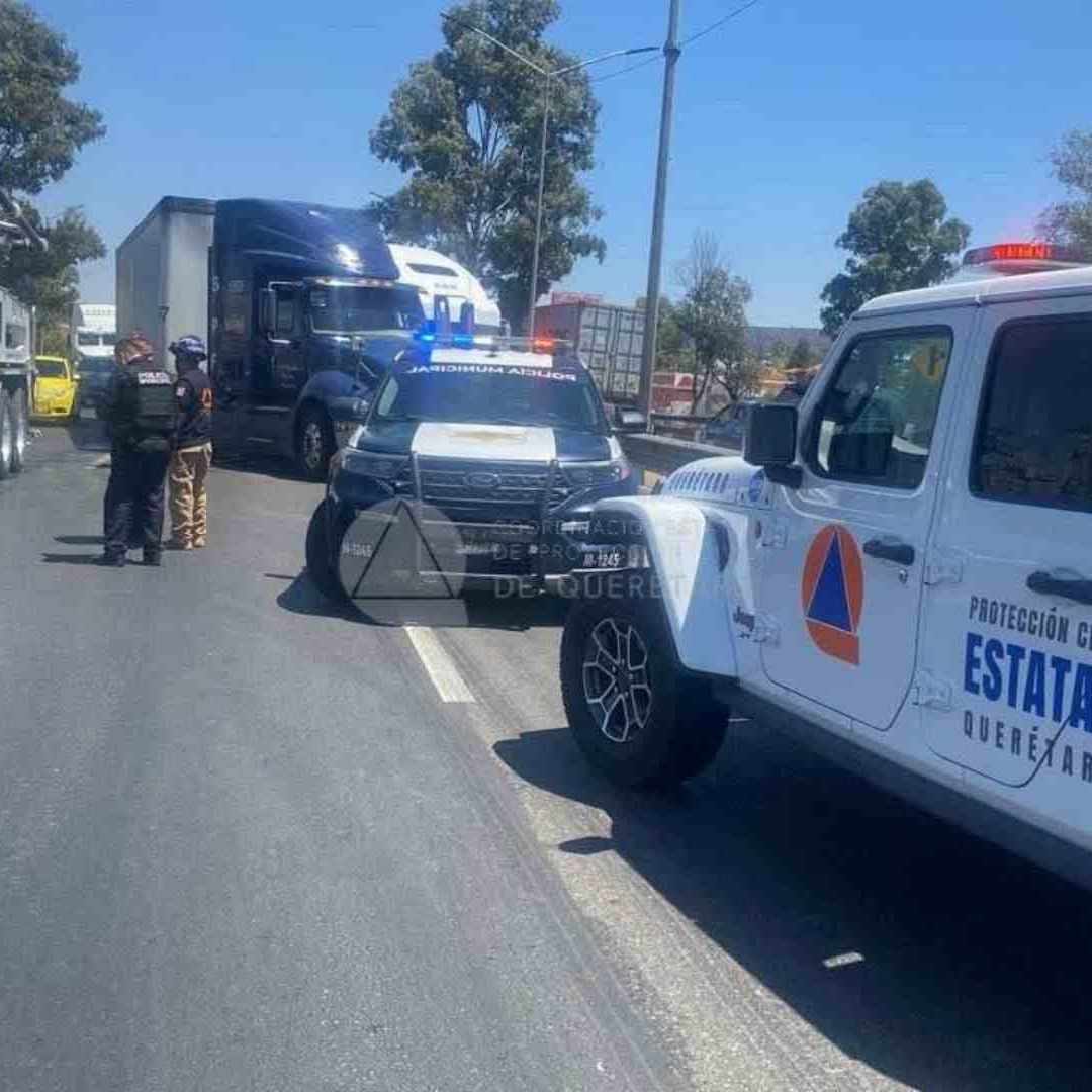 Dos Tráileres Chocan y Bloquean la México-Querétaro