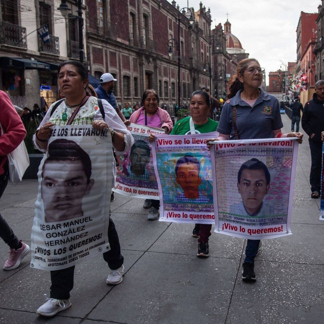 Padres de normalistas de Ayotzinapa protestan.