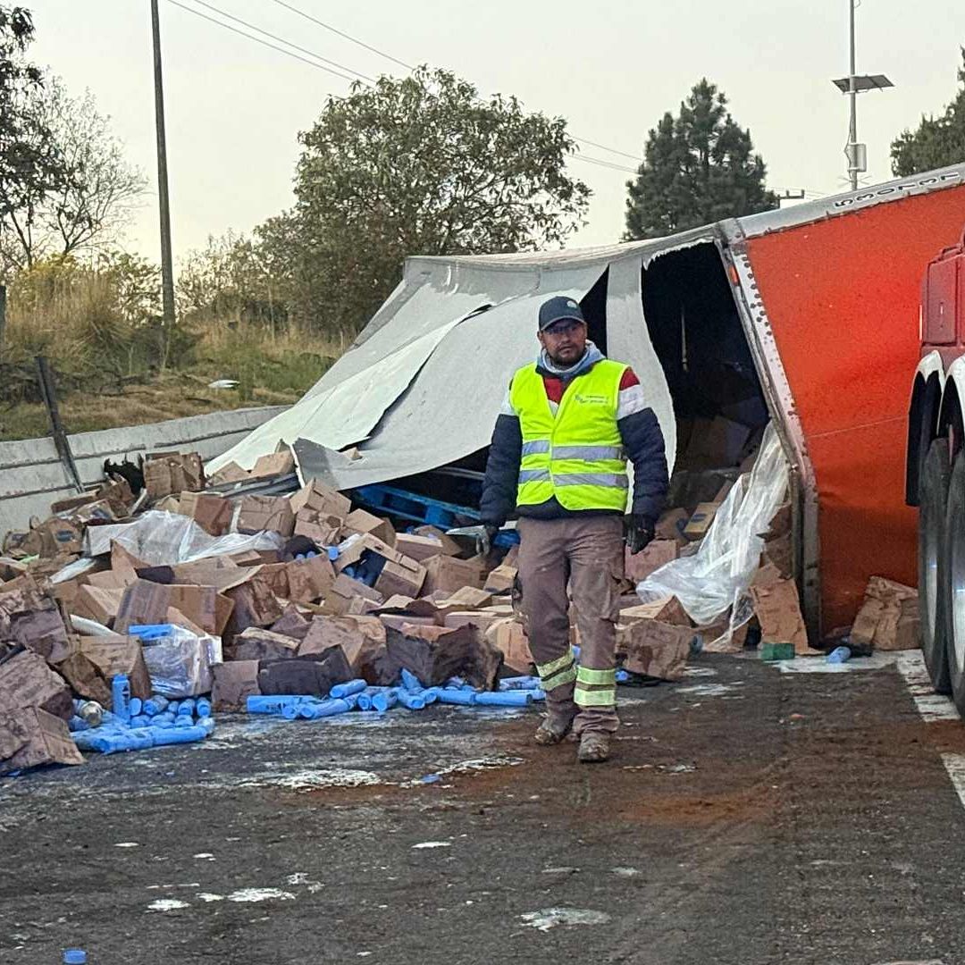 Tráiler volcado en la autopista México-Cuernavaca. Foto: N+