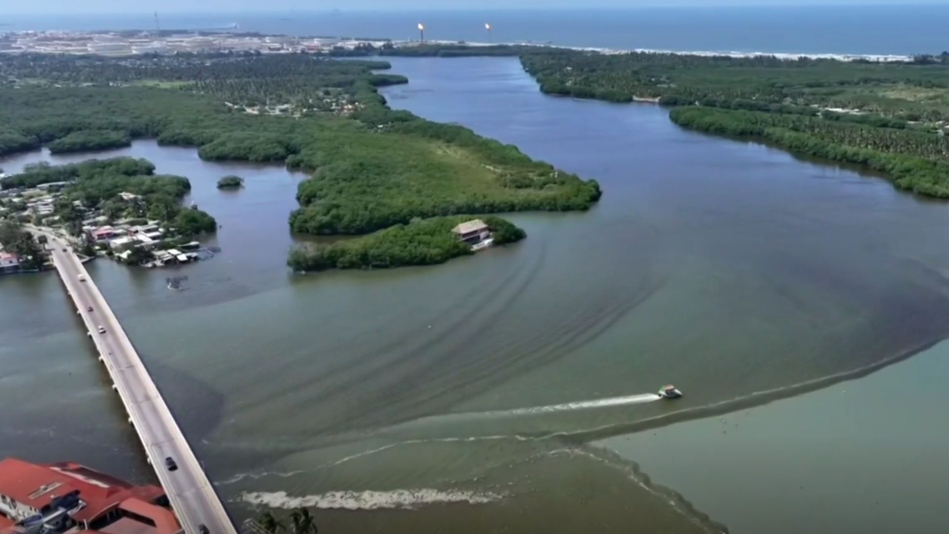 Hidrocarburo en el Río Seco y la Laguna de Mecoacán Afecta la Salud, Economía y Medio Ambiente