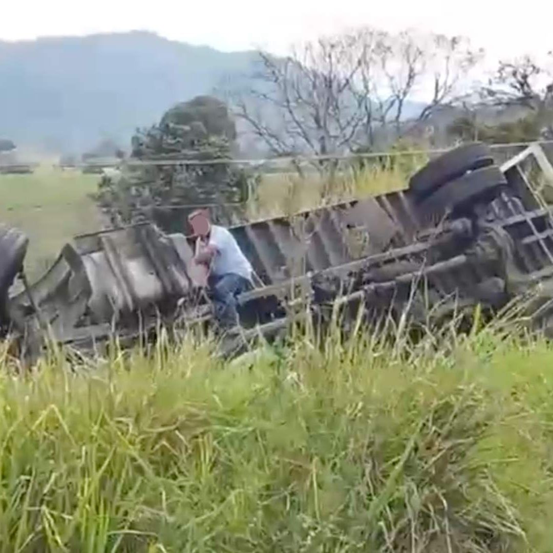 Vuelca Camión Cargado de Refrescos en la Autopista México Veracruz Córdoba a la Altura de Rancho Trejo