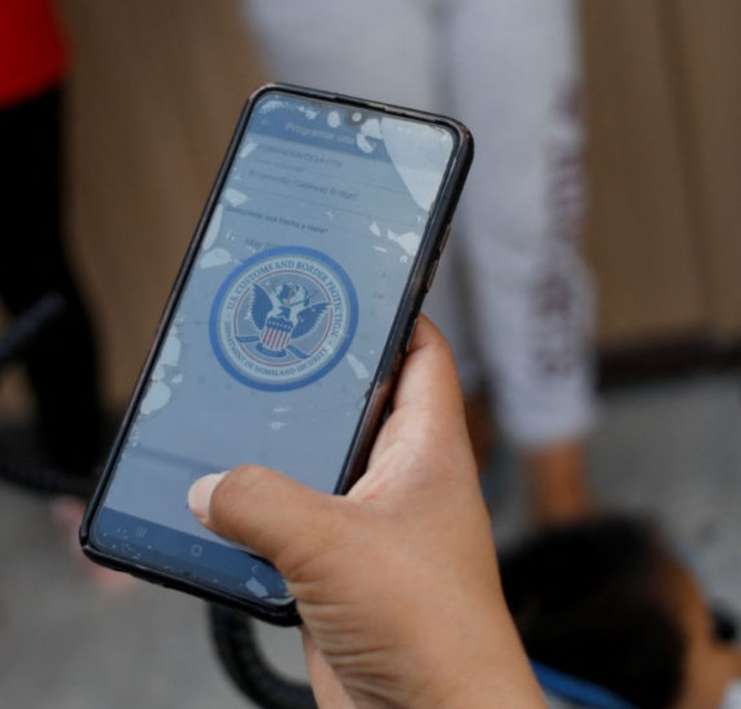 Juez Dictamina que Trump Revocó Ilegalmente Estatus Legal de Migrantes con App de Era Biden