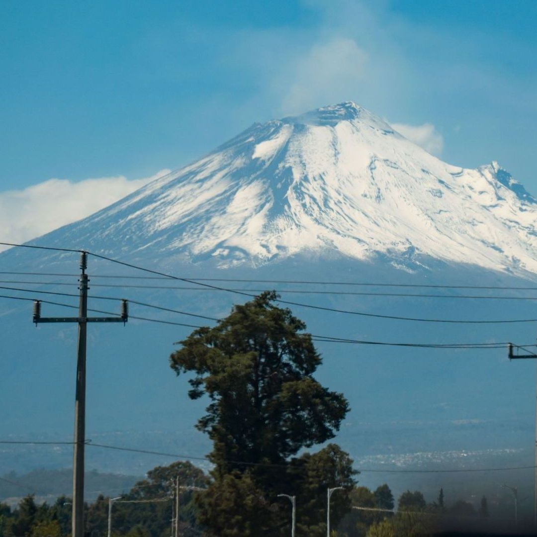 Volcán Popocatépetl luce cubierto de nieve