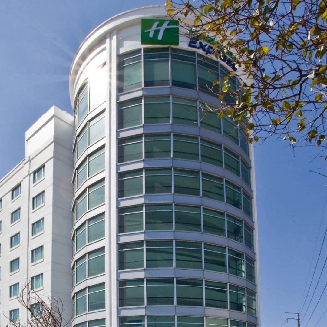 Dos Muertos Madre e Hijo en Hotel Holiday INN Blvd Hermanos Serdán Puebla un Joven con Vida