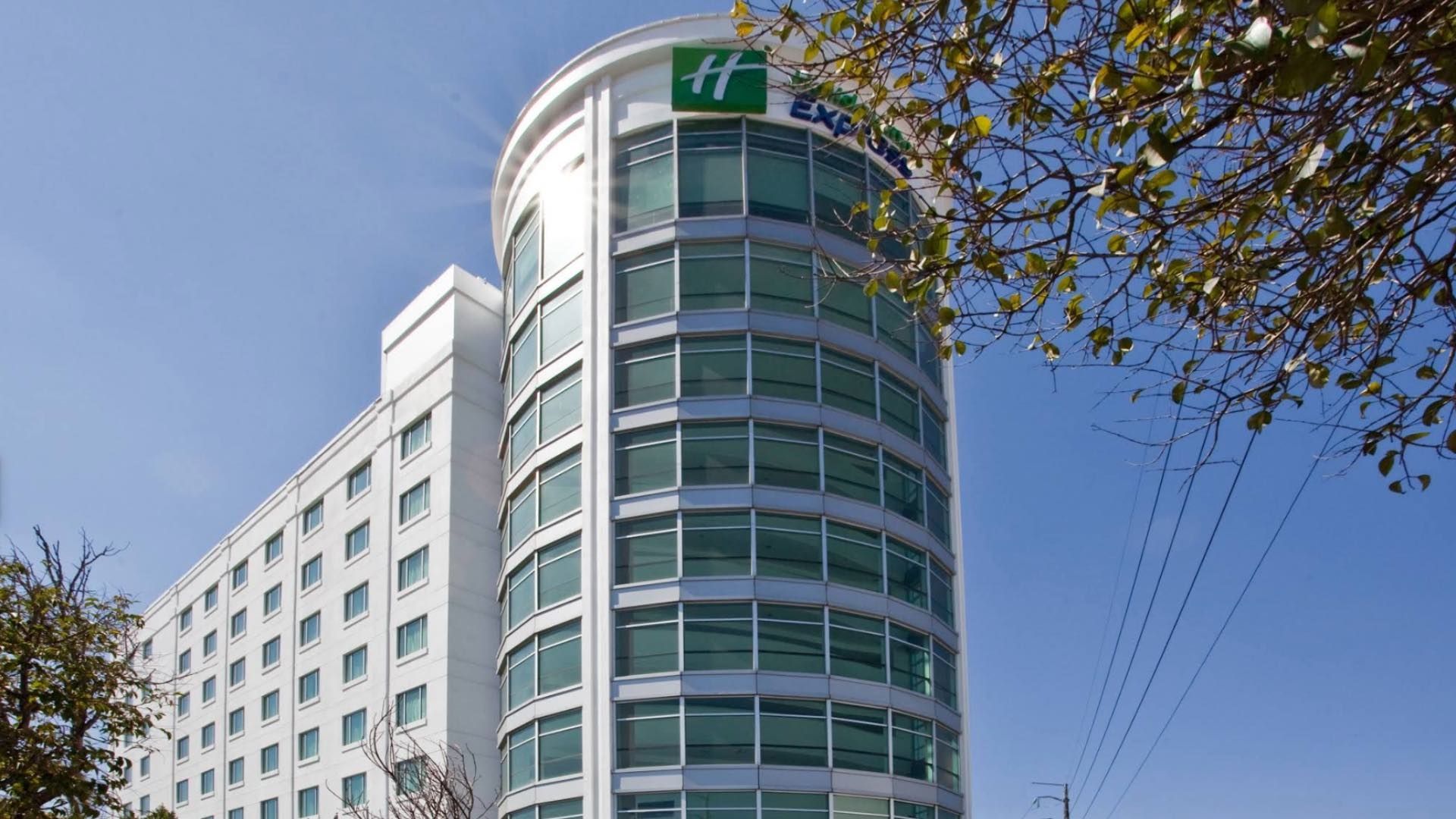 Dos Muertos Madre e Hijo en Hotel Holiday INN Blvd Hermanos Serdán Puebla un Joven con Vida