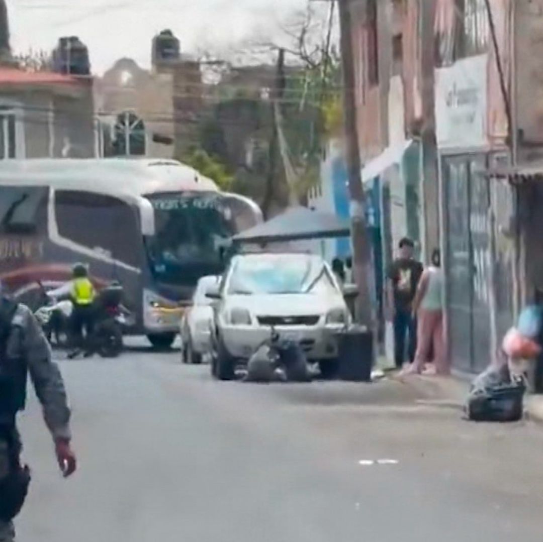 Camión que transportaba a jugadores de la República del Congo queda atorado en Zapopan.