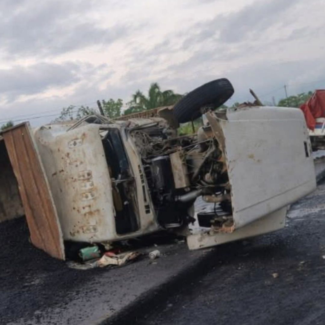 camión volcado y camioneta chocada en la carretera Coatzacoalcos-Minatitlán.