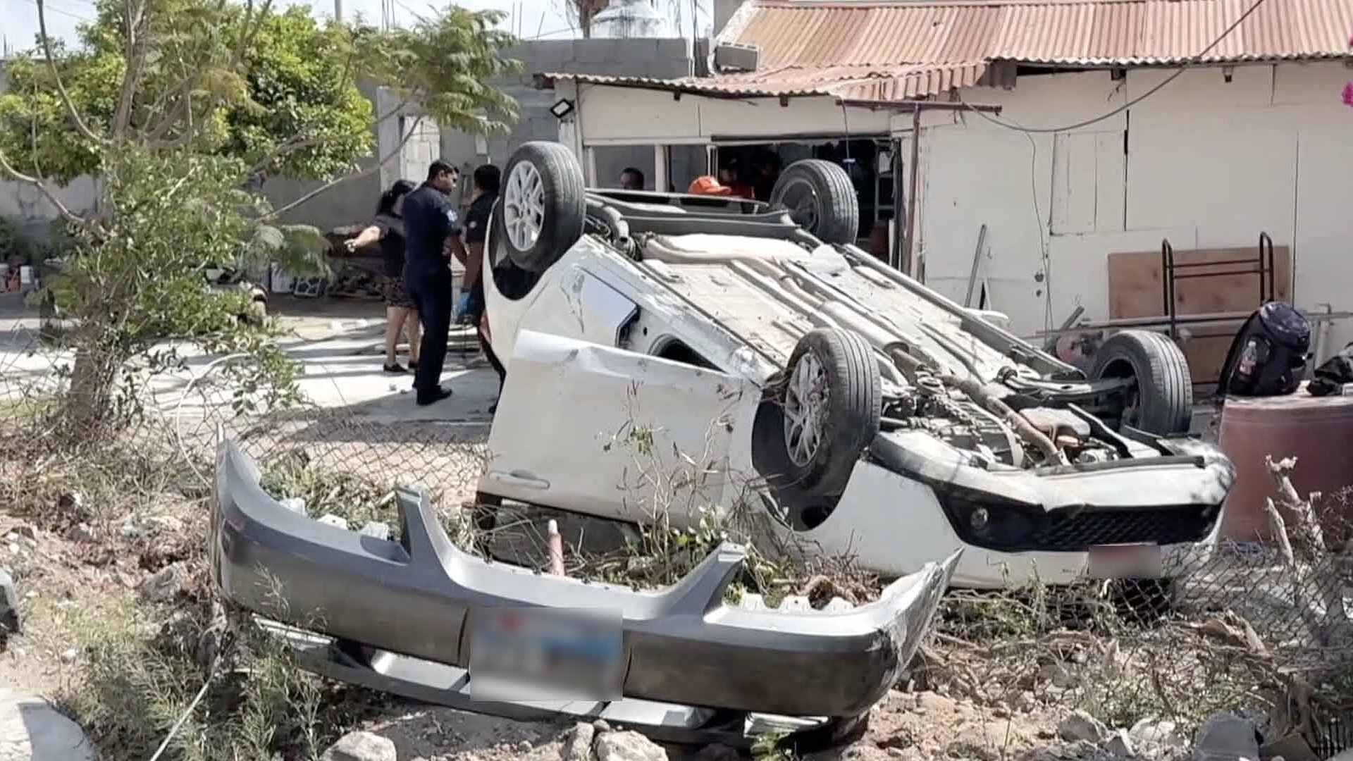 Luego de Accidente un Auto Cae en Patio de Vivienda Cerca de Grupo de ...