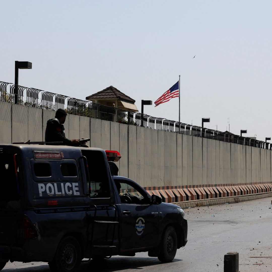 Manifestantes Vandalizan Consulado de Estados Unidos en Pakistán; Reportan Muertos y Heridos.