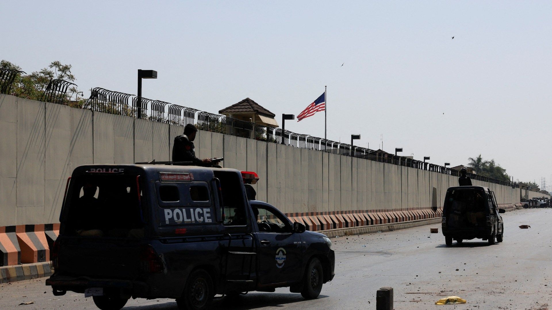 Manifestantes Vandalizan Consulado de Estados Unidos en Pakistán; Reportan Muertos y Heridos.