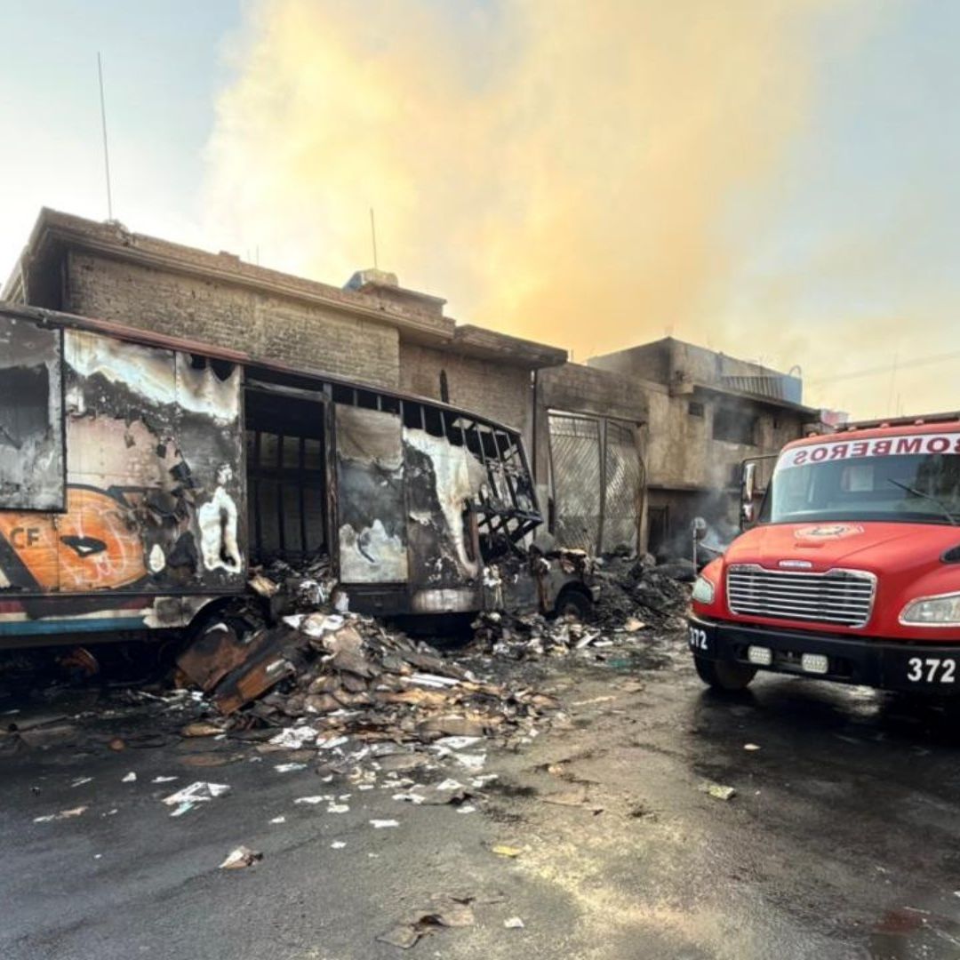 El fuego consumió la recicladora en Valle de Chalco. Foto: N+