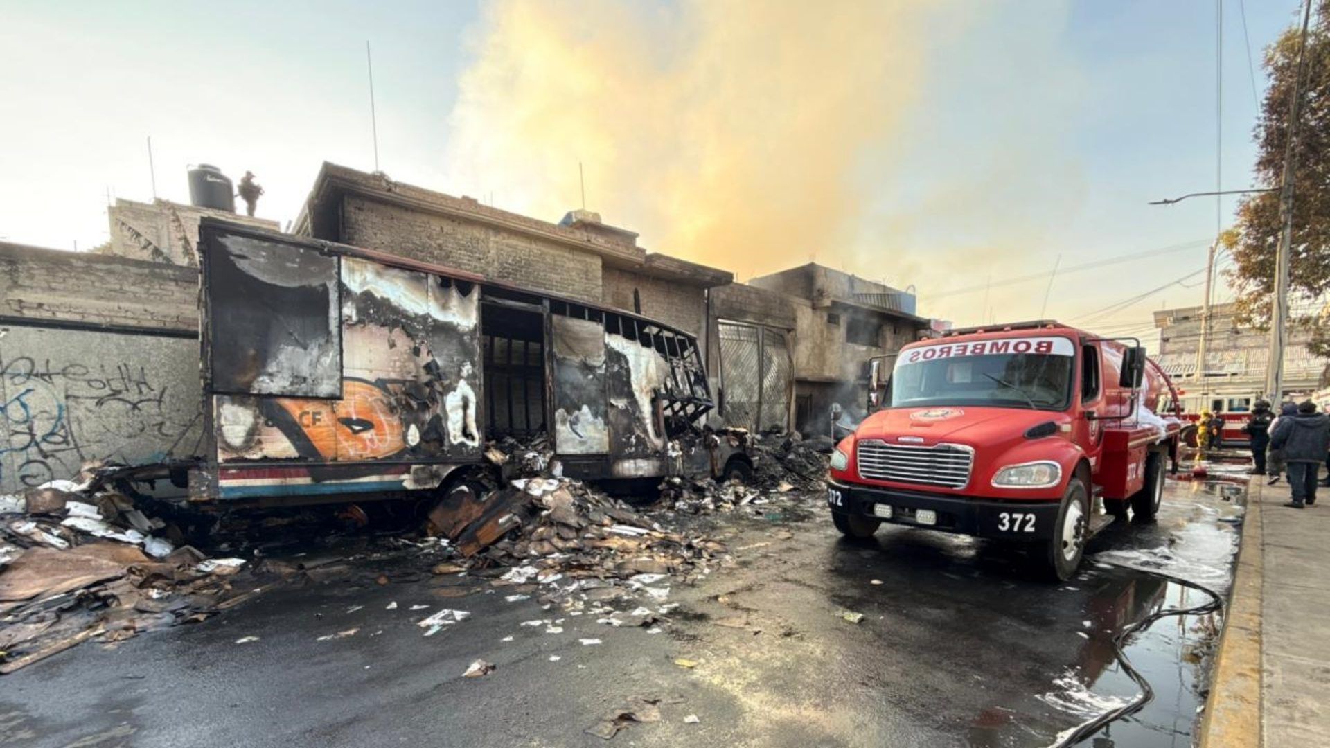 El fuego consumió la recicladora en Valle de Chalco. Foto: N+