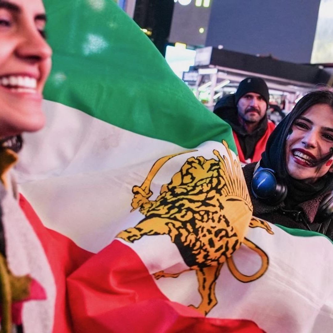 Mujeres sostienen una bandera iraní en Nueva York