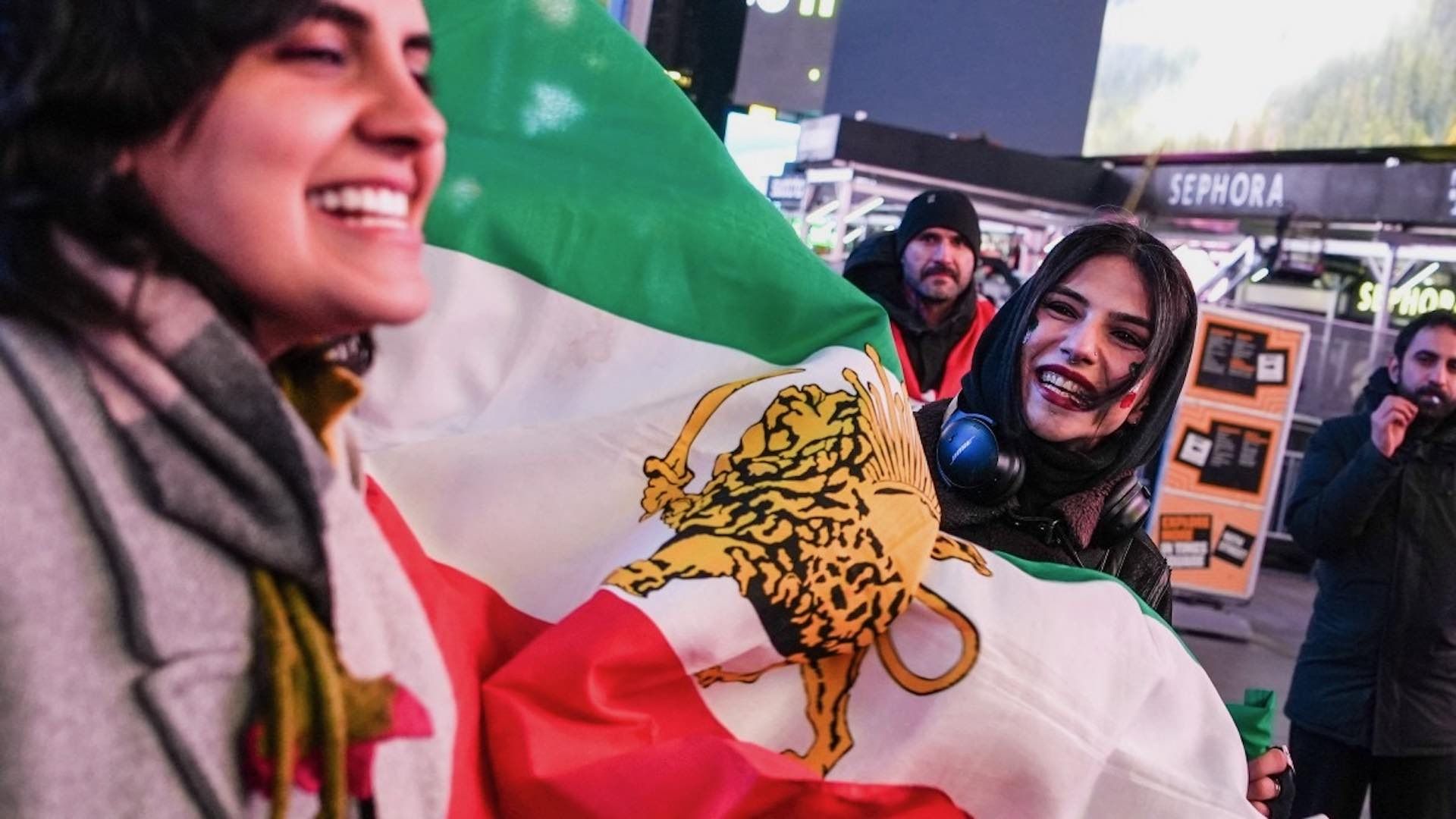 Mujeres sostienen una bandera iraní en Nueva York