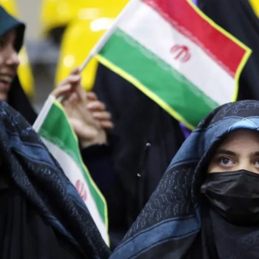 Mujeres iraníes con velo durante un mitin electoral en Irán