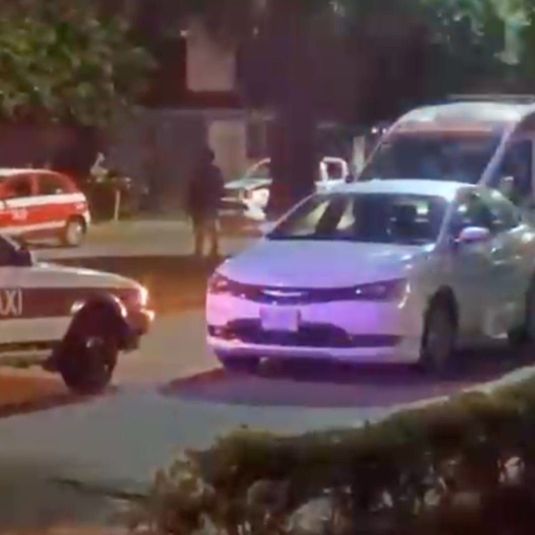 movilización policíaca choque entre auto y taxi provocado por menor de edad