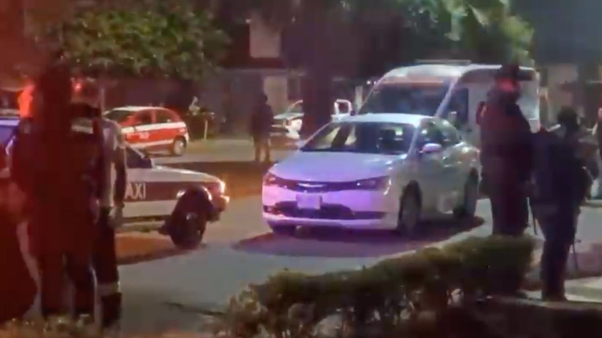 movilización policíaca choque entre auto y taxi provocado por menor de edad