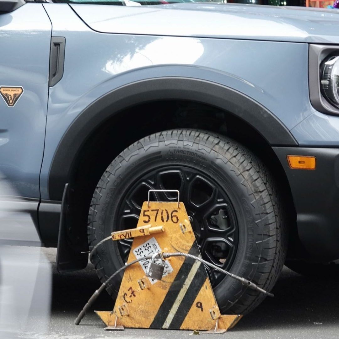Candado en llanta de camioneta por falta de pago de parquímetro