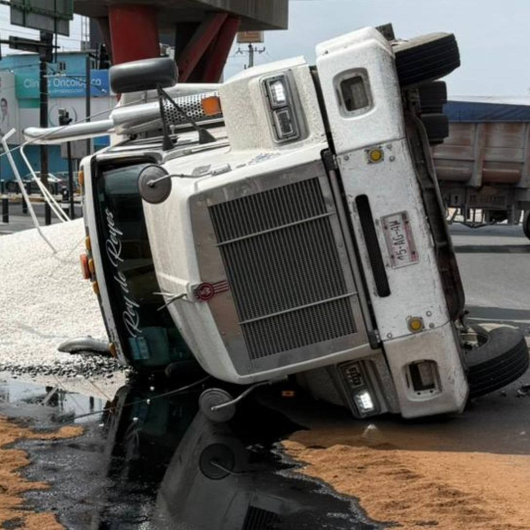 Tráiler volcado en Monterrey