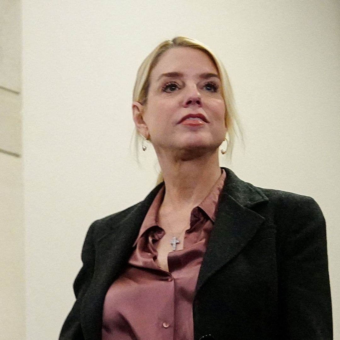 La fiscal general de EUA, Pam Bondi, al salir de reunión en el Capitolio