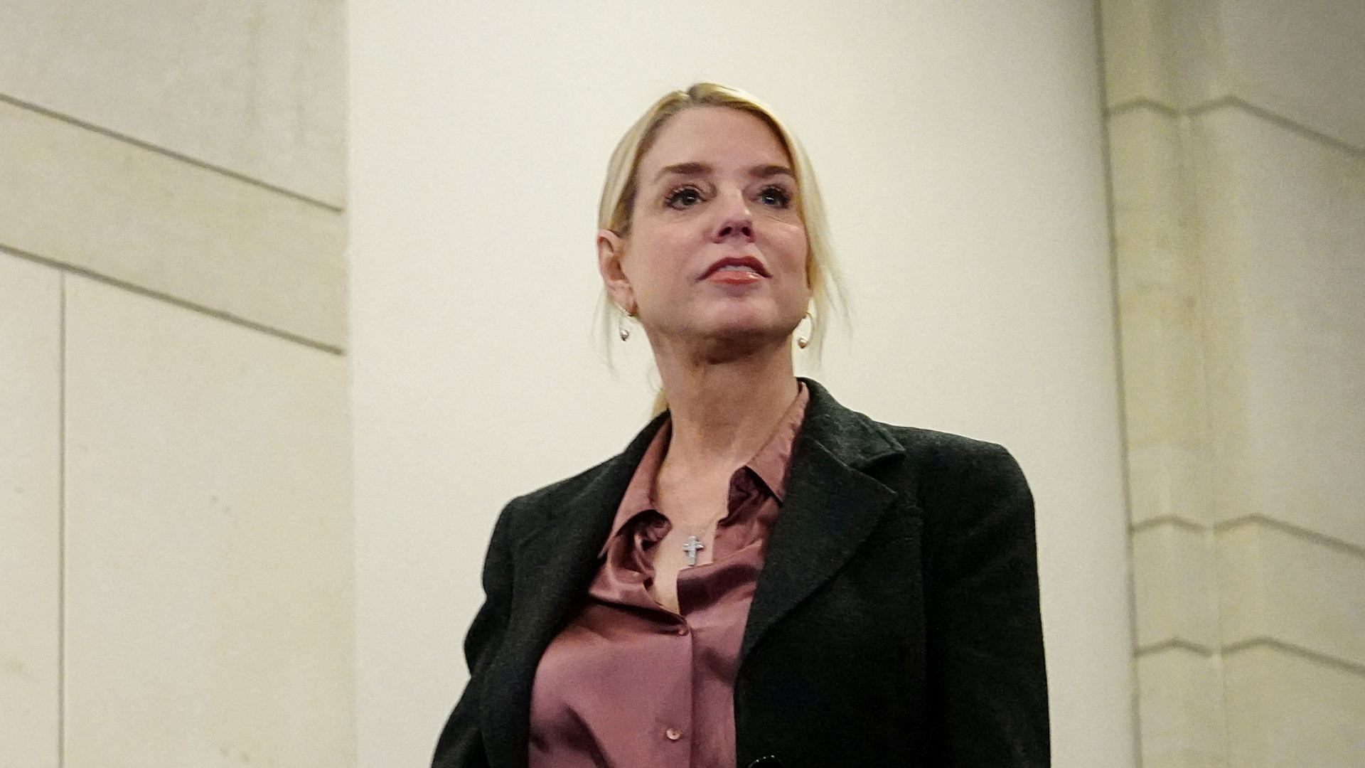 La fiscal general de EUA, Pam Bondi, al salir de reunión en el Capitolio