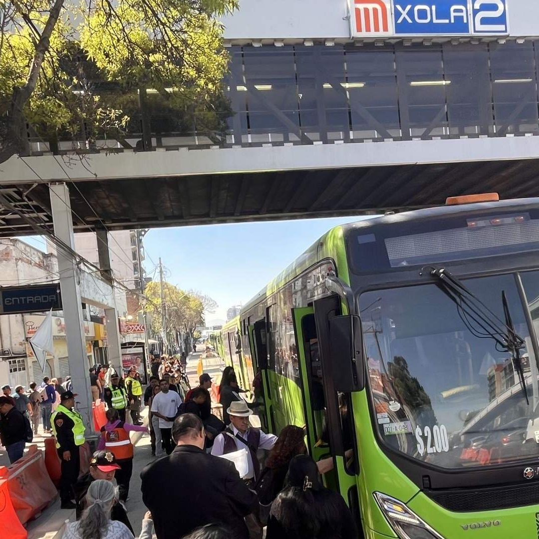 Personas fuera de la L2 del Metro.