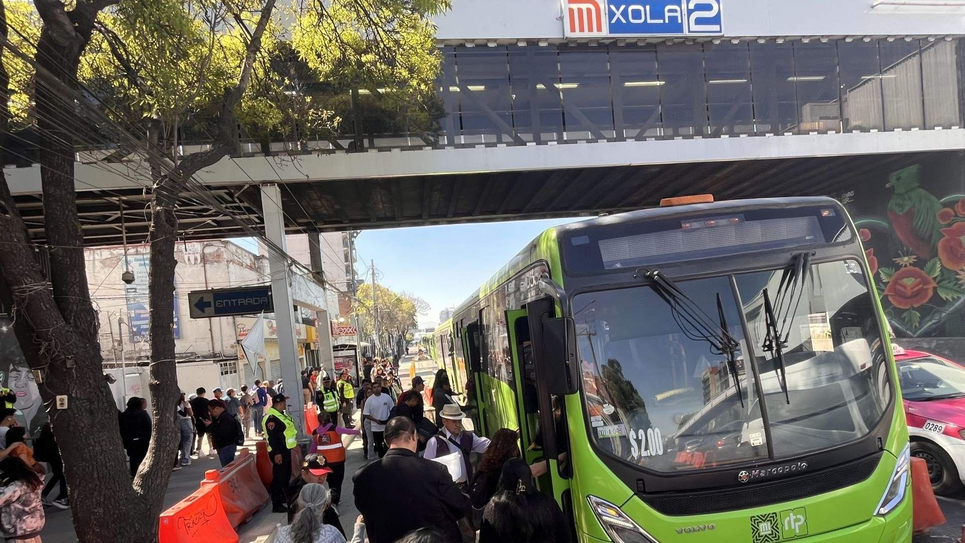 Personas fuera de la L2 del Metro.