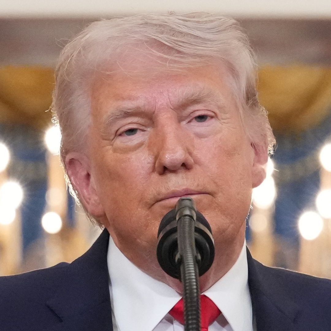 Donald Trump habla frente a micrófono