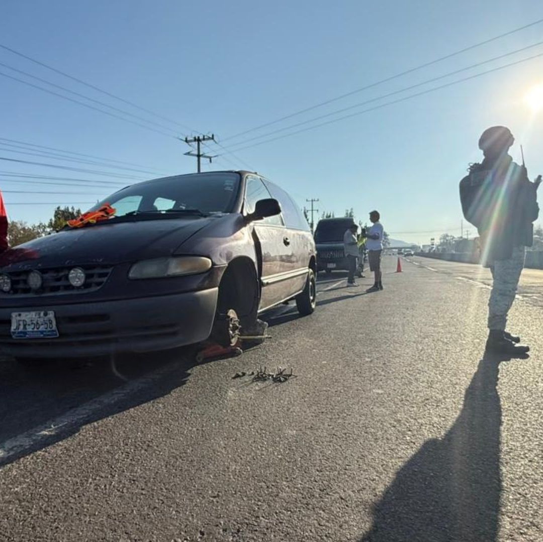 Ponchallantas paralizan tránsito y afectan a familias en carretera a Ameca