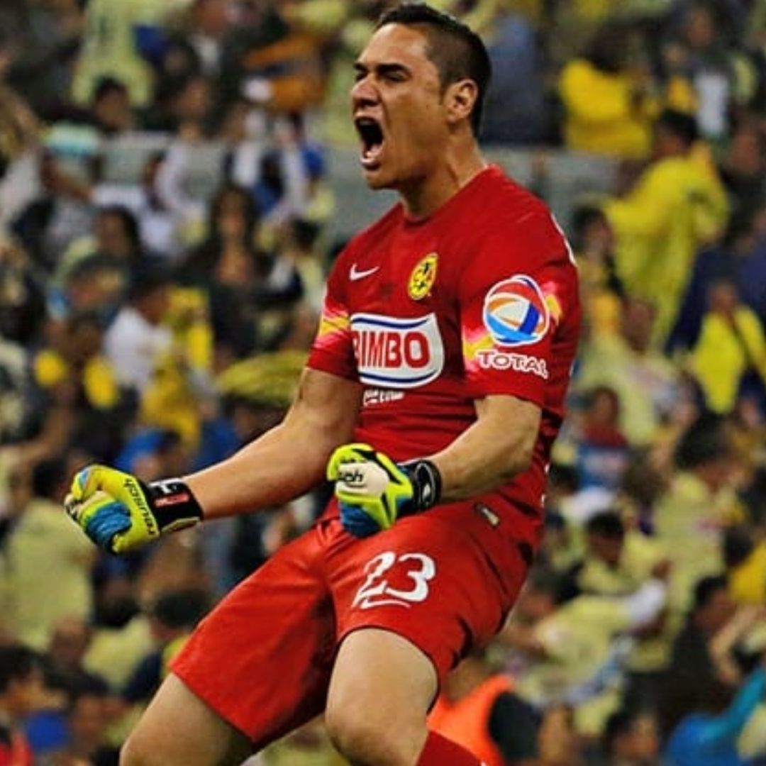 Moisés Muñoz es un referente del club América, con el que levantó el trofeo de campeón en la Liga MX. Foto X: @MoyMu23