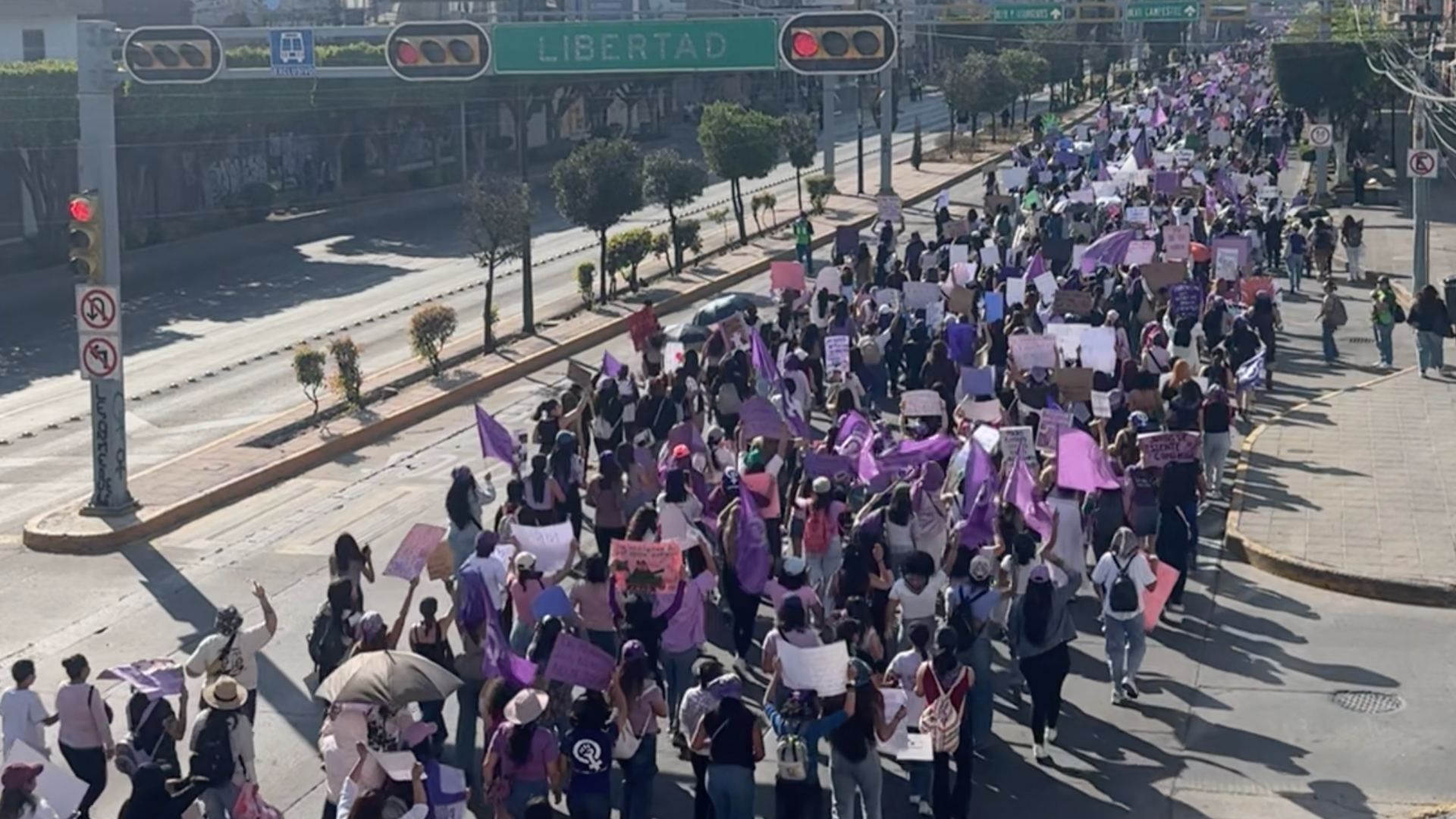 Comienza la Marcha del 8M en León Guanajuato Integrada por Miles de Mujeres. Foto: N+