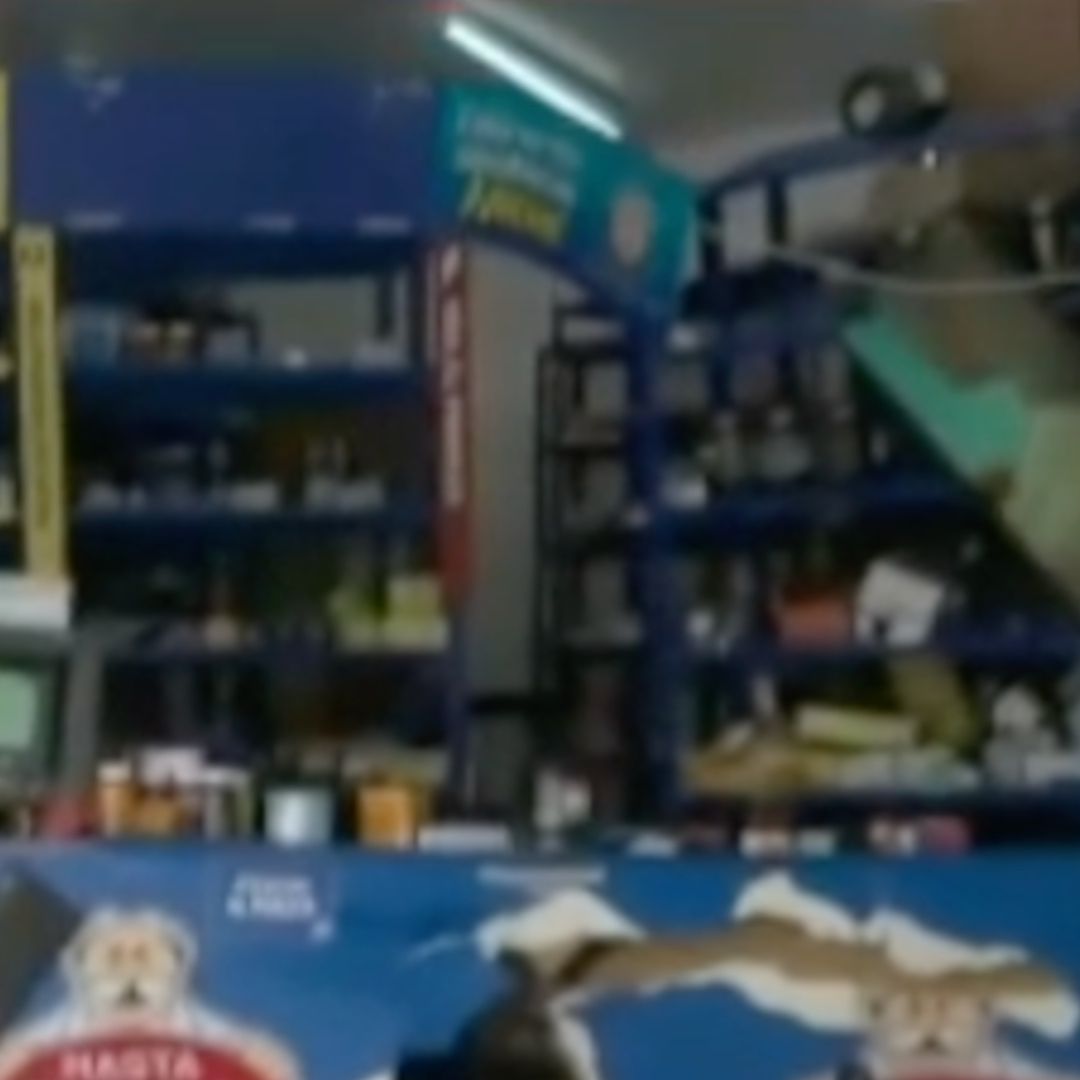Conductor Pierde el Control de su Camioneta de Lujo y se Mete a Farmacia en León. Foto: N+