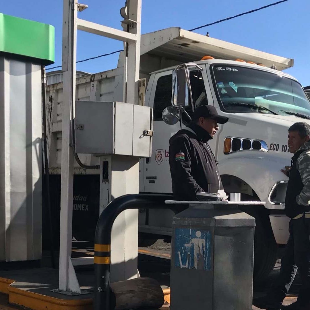 Unidad carga combustible en gasolinería de la CDMX en enero 2025. Foto: Cuartoscuro | Archivo