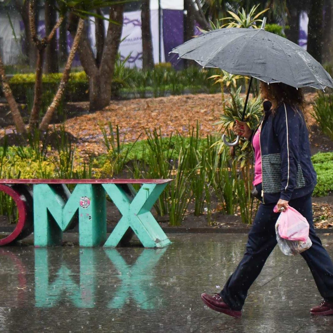 Mujer se protege de la lluvia en la Ciudad de México el 31 de marzo de 2026. Foto: Cuartoscuro