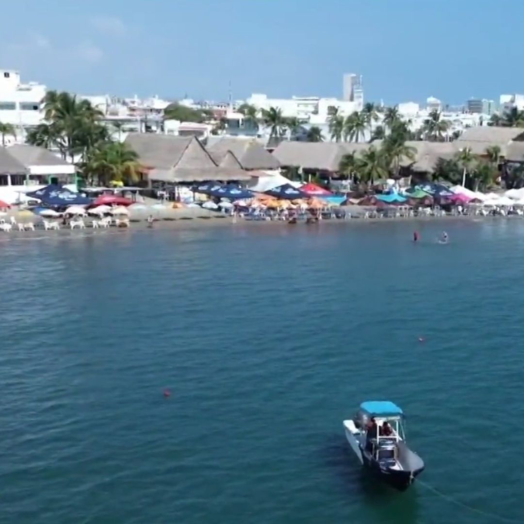 Turistas Llegan a las Playas de Veracruz sin Ninguna Advertencia de la Presencia de Hidrocarburo