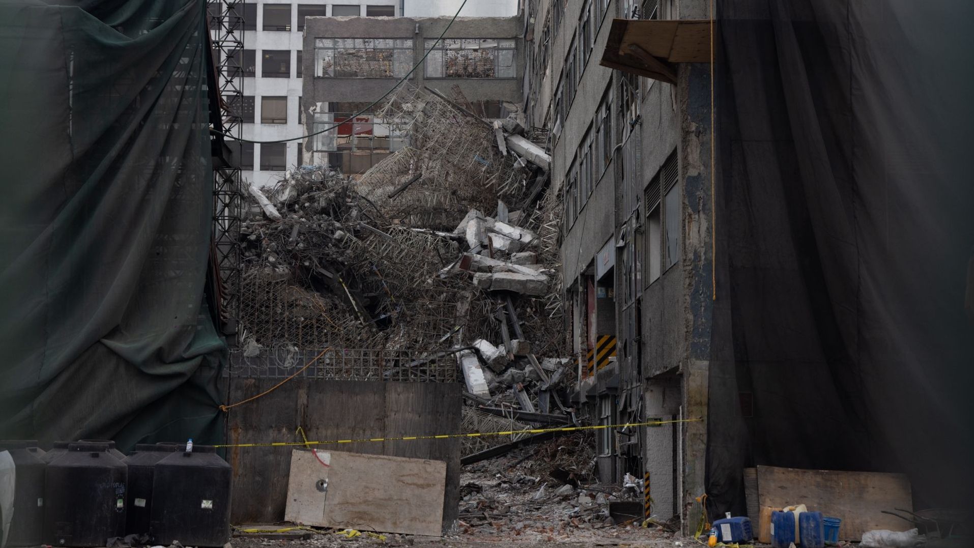 Responsable del Derrumbe en Edificio en San Antonio Abad: ¿Qué Empresa Estaba Encargada de la Demolición?