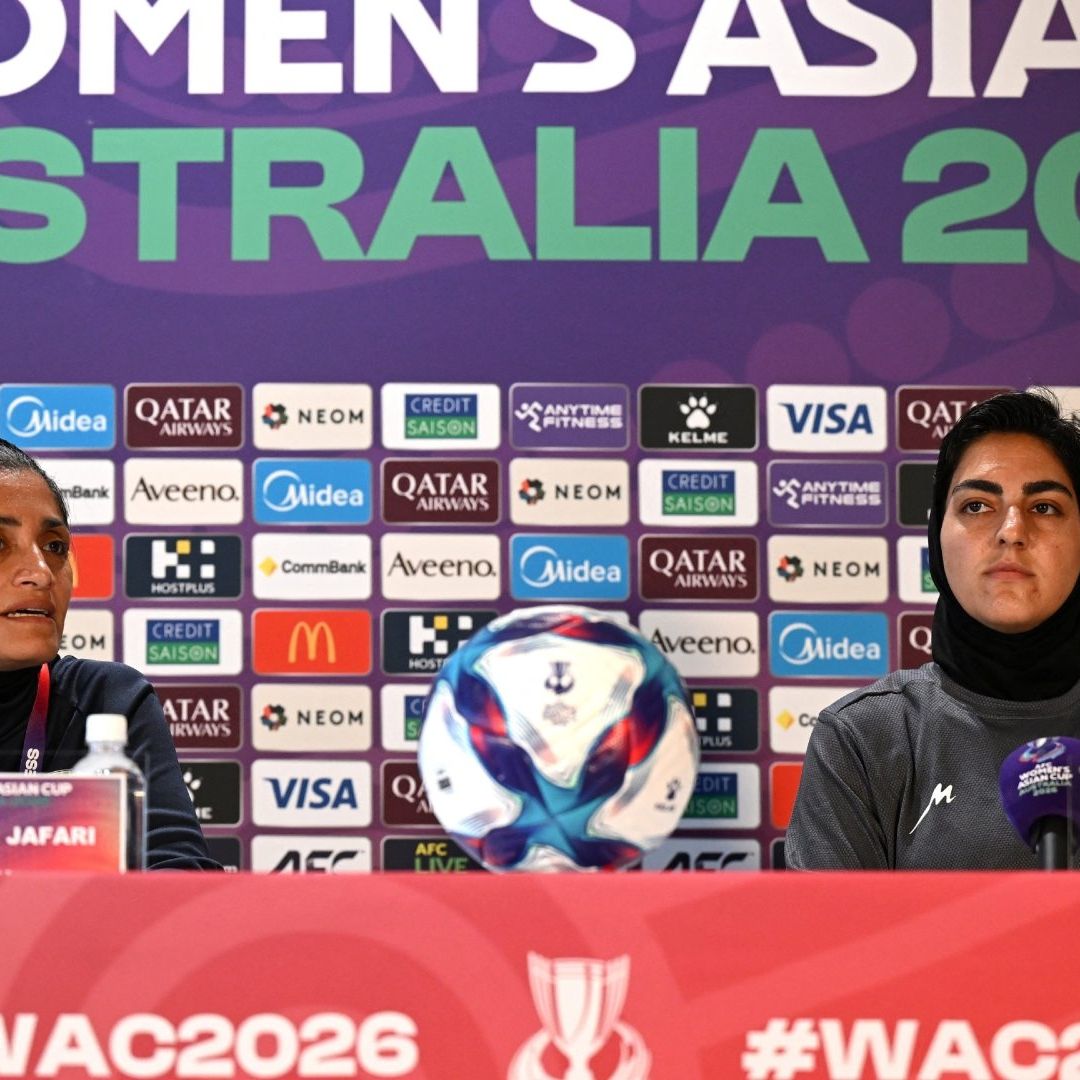 La entrenadora iraní Marziyeh Jafari y la capitana Zahra Ghanbari durante una rueda de prensa en la Copa Asia que se disputó en Australia. Foto: Reuters