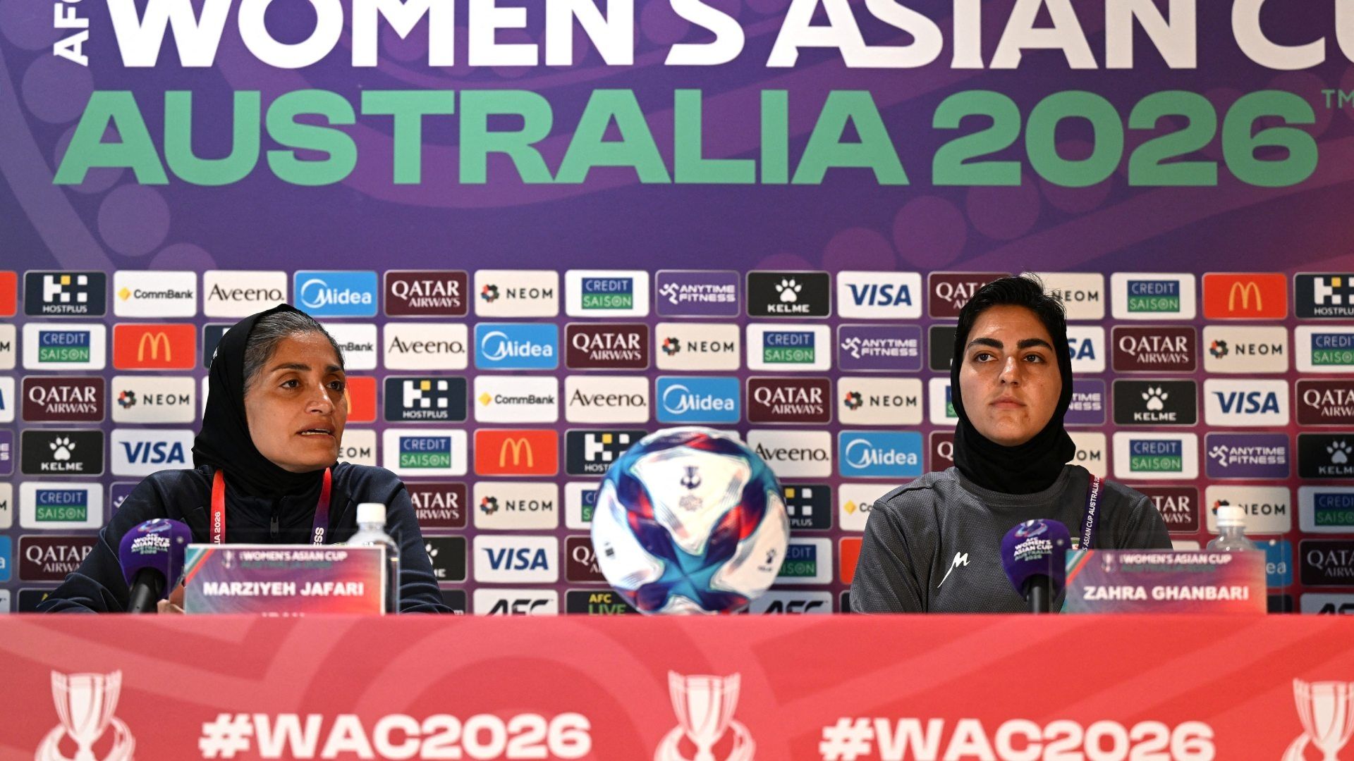 La entrenadora iraní Marziyeh Jafari y la capitana Zahra Ghanbari durante una rueda de prensa en la Copa Asia que se disputó en Australia. Foto: Reuters