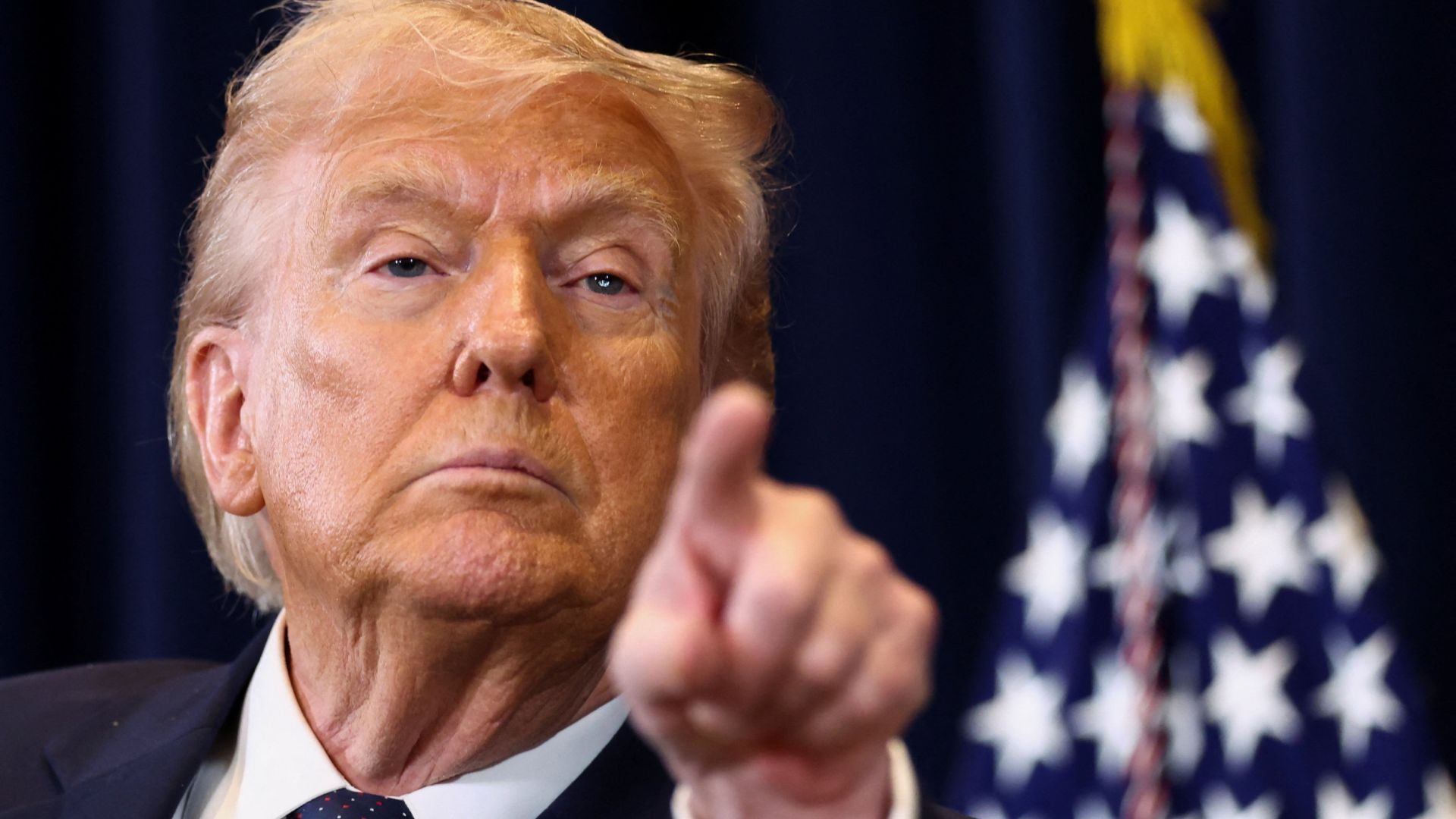 Trump informó que la respuesta militar contra barcos y minas comenzó.