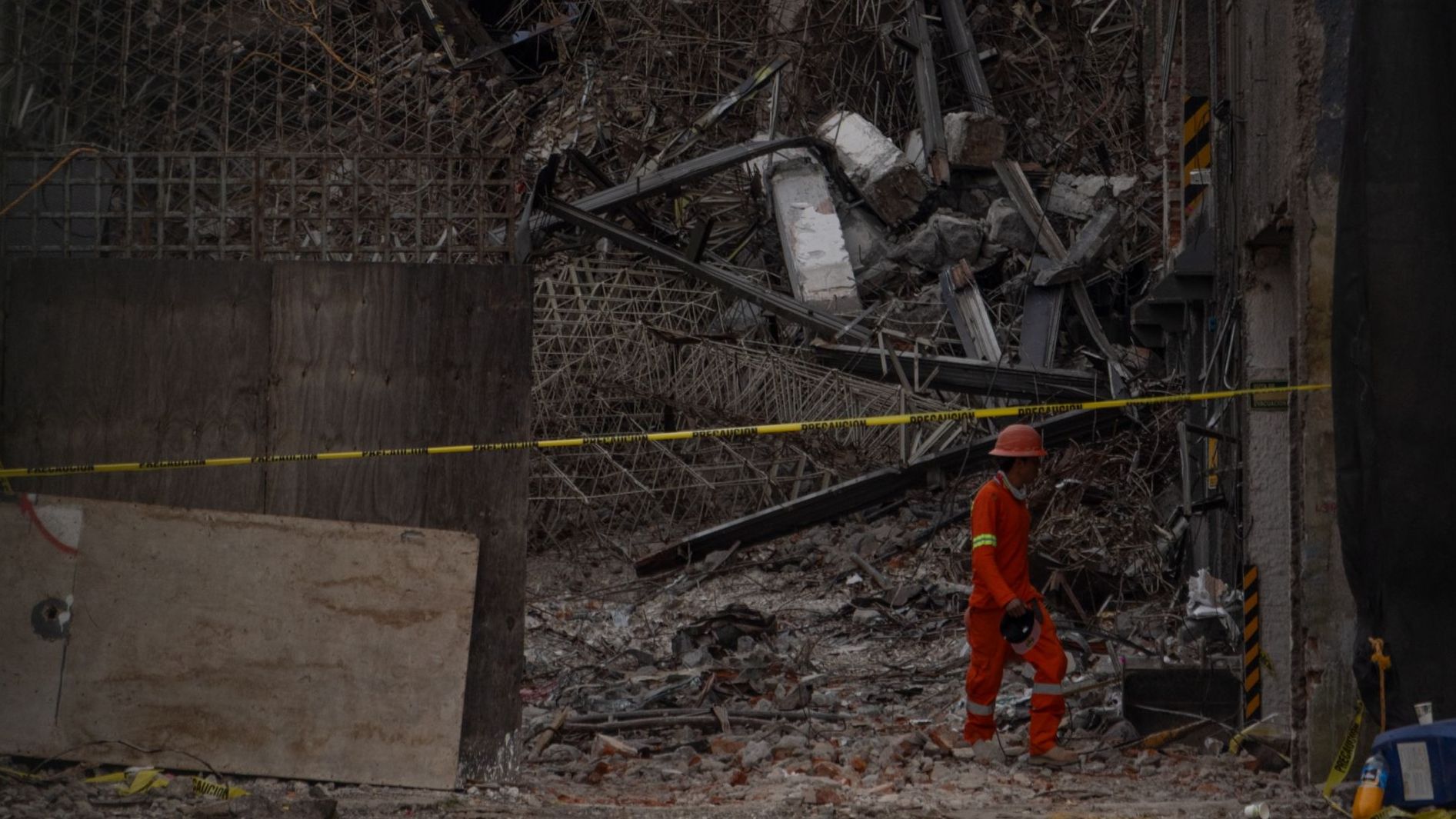 Derrumbe de Edificio en San Antonio Abad: ¿Cuál es el Estado de Salud del Único Sobreviviente?