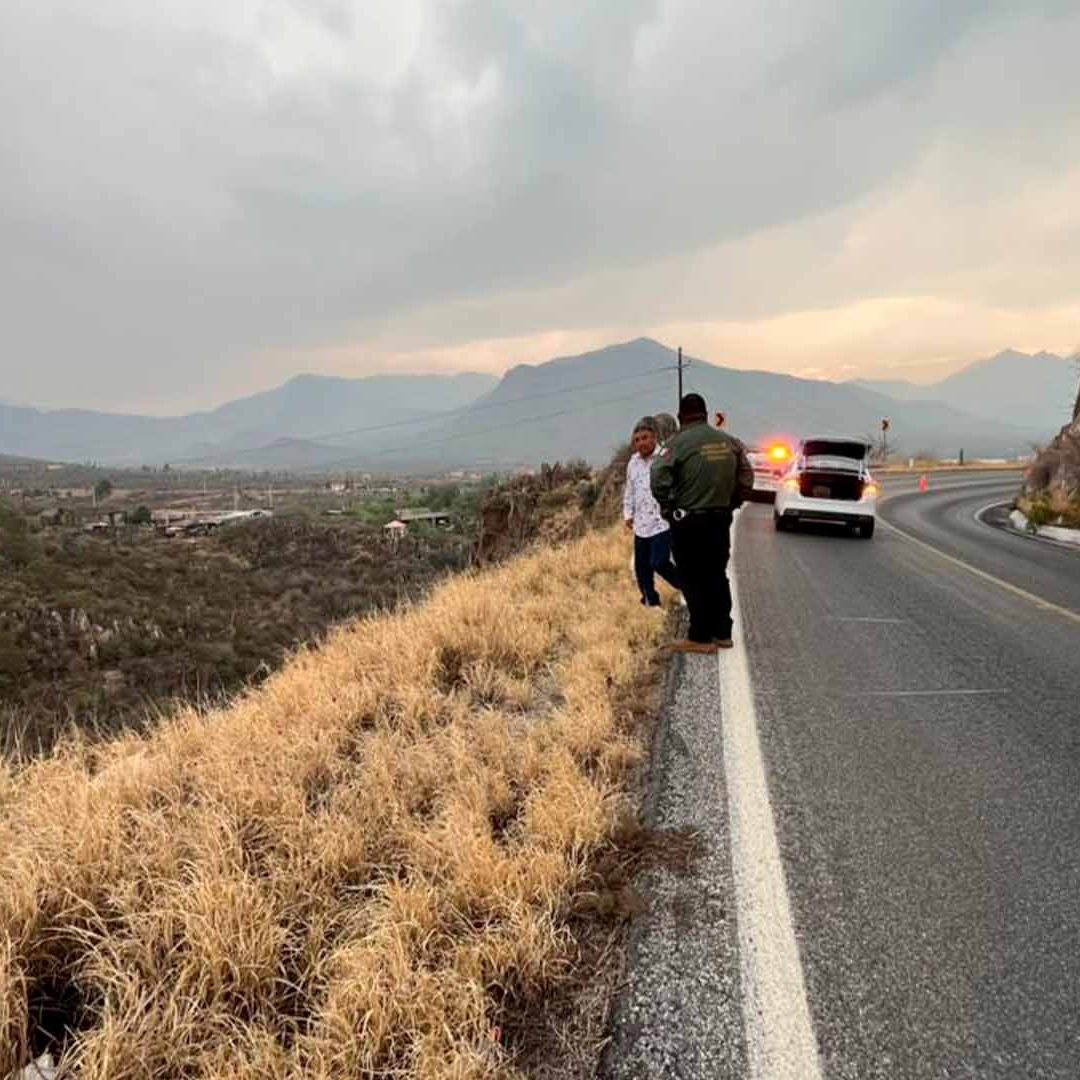 Familia Vuelca en Carretera Antigua a Monclova; Madre Muere y Dos Resultan Lesionados